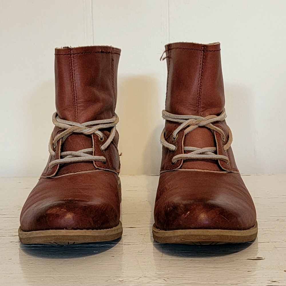 Timberland short brown leather boots [womens size 7]